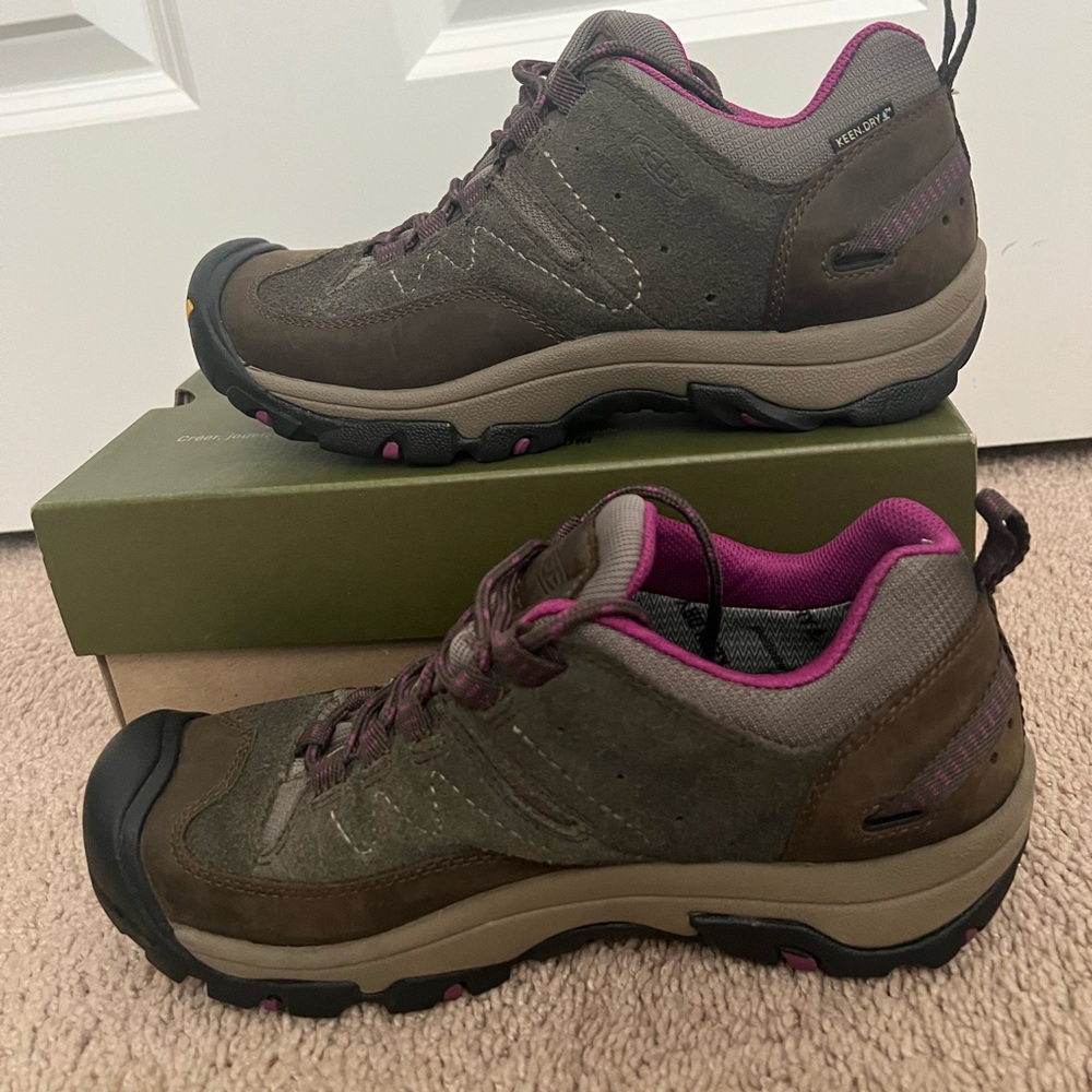 Keen Susanville Low Hiking Boots Waterproof EUC LIKE NEW Womens 7.5